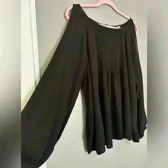 Old Navy Cold Shoulder Black Top (248) - Picture 3 of 10